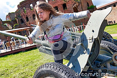 Children play the guns of the Second World War in the Oreshek fortress Stock Photo