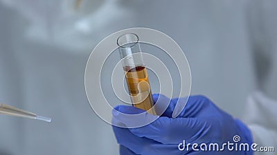 Chimiste en uniforme de protection prélevant un échantillon de liquide toxique dans un tube d'essai, danger clips vidéos Chimiste en uniforme de protection prélevant un échantillon de liquide toxique dans un tube d'essai, danger clips vidéos