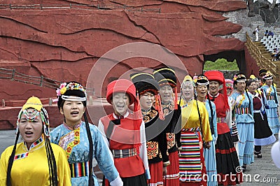 Chinese minority actors in the outdoor theater per Editorial Stock Photo