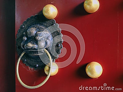 Chinese traditional brass door knocker at Mufu Mansion in Lijiang, Yunnan, China Stock Photo