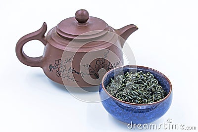 Chinese Wild Green tea. Ye Sheng Lu Cha in a blue ceramic bowl Stock Photo