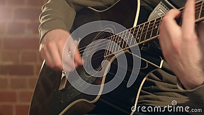 Chitarra in mani maschii Chitarra in mani maschii
