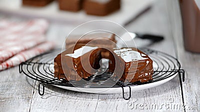 Chocoladesuikerglazuur op cake Chocoladeglans het gieten op eigengemaakt dessert Sluit omhoog van de decoratie van de koekjescake stock video Chocoladesuikerglazuur op cake Chocoladeglans het gieten op eigengemaakt dessert Sluit omhoog van de decoratie van de koekjescake stock video