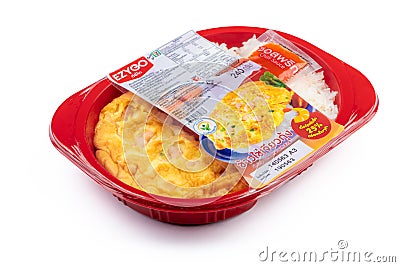 CHONBURI, THAILAND-MAY 15, 2020 : Shrimp omelette with rice in plastic box food package and chilli sauce in sachet. Microwave food Editorial Stock Photo