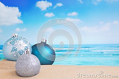 Christmas decorations on the beach, ocean in the back Stock Photo