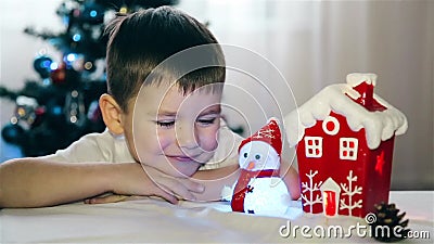 Chłopiec czekać na cud na nowym roku zdjęcie wideo Chłopiec czekać na cud na nowym roku zdjęcie wideo