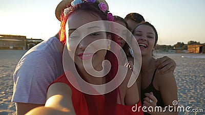 Chłopiec i dziewczyny bierze selfies przy plażą przy zmierzchem zdjęcie wideo Chłopiec i dziewczyny bierze selfies przy plażą przy zmierzchem zdjęcie wideo