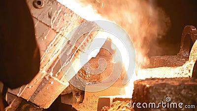Ciekły metal nalewa w foremkę Ciekły metal nalewa w foremkę