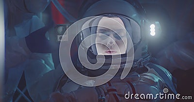 Científico ayudando al astronauta a poner en el espacio Científico ayudando al astronauta a poner en el espacio