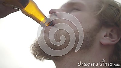 Cierre encima de la cerveza del hombre barbudo atractivo de la cara y del goce de la bebida de consumición al aire libre El indi almacen de video Cierre encima de la cerveza del hombre barbudo atractivo de la cara y del goce de la bebida de consumición al aire libre El indi almacen de video