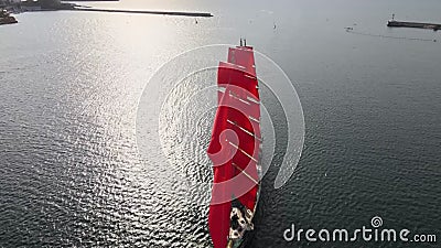 Cinematografische vlucht nabij het fregat op de scharletzeilen. een charmante zweefboot spoelt de afstand in. zonsondergang aan de Cinematografische vlucht nabij het fregat op de scharletzeilen. een charmante zweefboot spoelt de afstand in. zonsondergang aan de