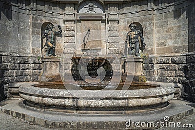 Circular pool with fountain, sculptures and sun clock in Powerscourt estate, Ireland Stock Photo