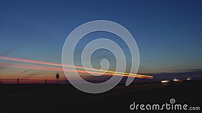 Circulation à Timelapse sur une route de campagne la nuit sur le coucher du soleil Voitures éclairées sur la voie publique en été banque de vidéos Circulation à Timelapse sur une route de campagne la nuit sur le coucher du soleil Voitures éclairées sur la voie publique en été banque de vidéos