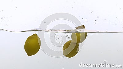 Citrons juteux lumineux tombant dans l'eau, ingrédient régénérateur de limonade, vitamine C banque de vidéos Citrons juteux lumineux tombant dans l'eau, ingrédient régénérateur de limonade, vitamine C banque de vidéos