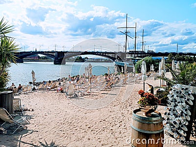City beach (Rheinstrand) in Mainz-Kastel with theodor-heuss bridge in the background Stock Photo