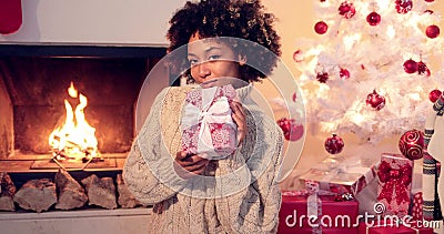 Ciérrese para arriba de la mujer negra hermosa que lleva a cabo el presente almacen de metraje de vídeo Ciérrese para arriba de la mujer negra hermosa que lleva a cabo el presente almacen de metraje de vídeo
