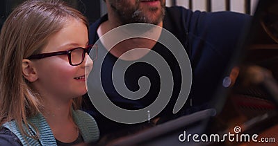 Classe di pianoforte con apprendimento di insegnanti e bambini. bambino che impara a suonare il piano da insegnante. ragazzina che archivi video Classe di pianoforte con apprendimento di insegnanti e bambini. bambino che impara a suonare il piano da insegnante. ragazzina che archivi video