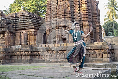 Landscape view of Classical Odissi dancer looks at the mirror at Mukteshvara Temple,Bhubaneswar, Odisha, India Stock Photo
