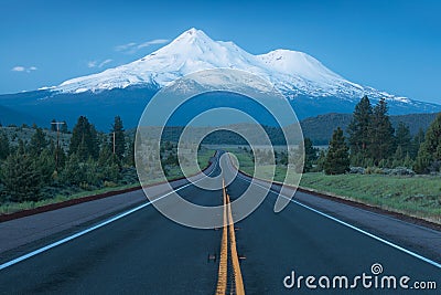 Classical view of Mount Shasta Volcano with glaciers, in California, USA. Panorama from Heart Lake. Mount Shasta is a volcano Stock Photo