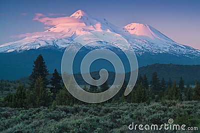 Classical view of Mount Shasta Volcano with glaciers, in California, USA. Panorama from Heart Lake. Mount Shasta is a volcano Stock Photo