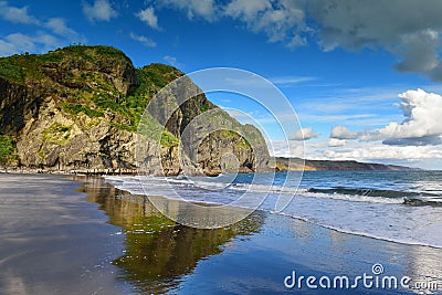 Cliffs and rock formations along black sand Whatipu Beach in Huia Stock Photo