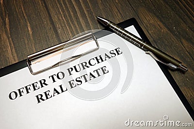 Clipboard with offer to purchase real estate mockup and pen on desk Stock Photo