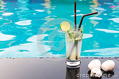 Close up Cocktail margaritas with lime near the swimming pool Stock Photo