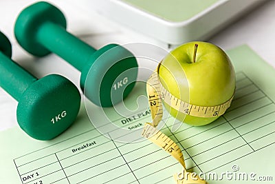 Close up green apple with measuring tape. Diet Health Plan. Nutrition start up workout planning. Stock Photo