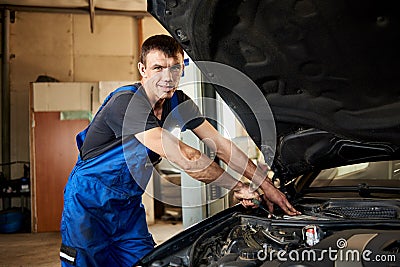 Close-up of mechanic repairs car in his repair shop Stock Photo