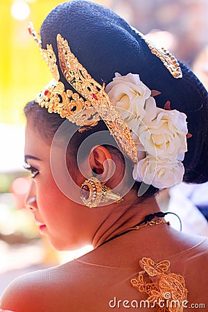 Traditinal hair style and jewellery of Balinese bride Editorial Stock Photo