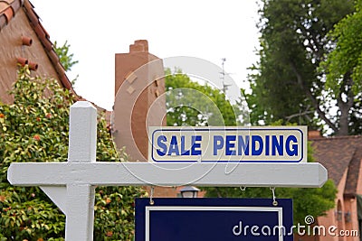 Sale pending sign on residential home Stock Photo