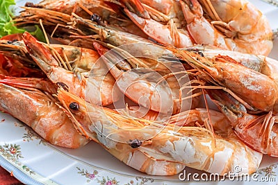 Close up top view steamed shrimp/prawn in the white plate ready to eat Stock Photo