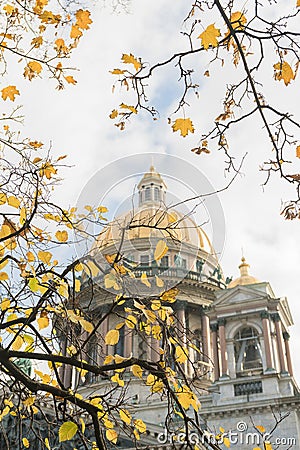 St Isaacs Cathedral blurry view through leaves Stock Photo