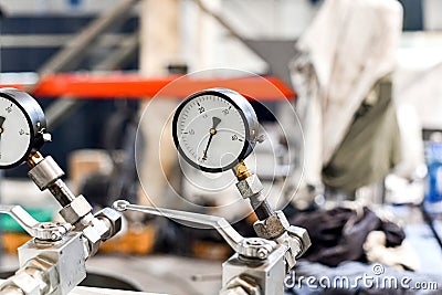 Close-up of a working pressure gauge of a hydraulic oil station in a workshop Stock Photo