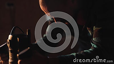 Close-upmening van mensen die met elektrische figuurzaag en houten plank werken zongloed op achtergrond stock footage Close-upmening van mensen die met elektrische figuurzaag en houten plank werken zongloed op achtergrond stock footage