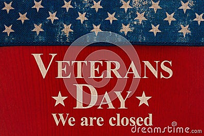 Closed Veterans Day sign with stars on red wood Stock Photo