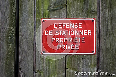 private property panel in french defense de stationner propriete privee on wooden door traduction in english no Stock Photo