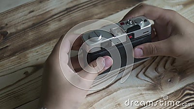 Closeupen av manhänder ställde in den nya filmen tappning för 35mm kameraslr Rangefinderkamera stock video Closeupen av manhänder ställde in den nya filmen tappning för 35mm kameraslr Rangefinderkamera stock video