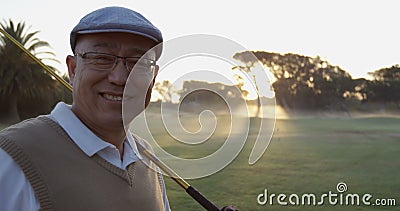 Club de golf de transport de golfeur au-dessus d'épaule tout en se tenant sur le terrain de golf clips vidéos Club de golf de transport de golfeur au-dessus d'épaule tout en se tenant sur le terrain de golf clips vidéos