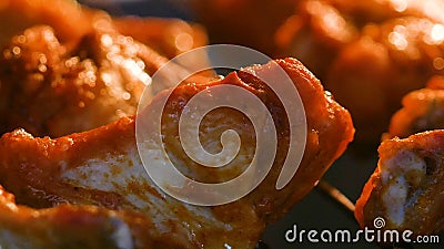 Cocendo le ali di pollo calde e piccanti della griglia nel forno con grano elaborato video d archivio Cocendo le ali di pollo calde e piccanti della griglia nel forno con grano elaborato video d archivio