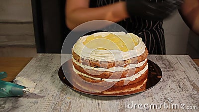 Cocinando la crema de la cuajada, del queso cremoso y de la crema para hacer la torta del nuez-plátano, el proceso completo de ha metrajes Cocinando la crema de la cuajada, del queso cremoso y de la crema para hacer la torta del nuez-plátano, el proceso completo de ha metrajes