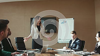 Colegas que aplauden a la empresaria en oficina almacen de video Colegas que aplauden a la empresaria en oficina almacen de video