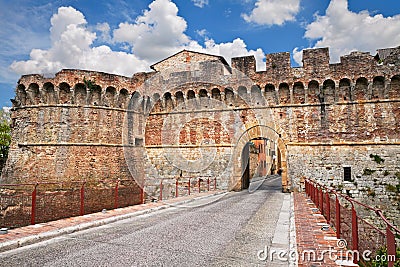 Colle di Val d& x27;Elsa, Siena, Tuscany, Italy: the ancient city walls and the city gate Stock Photo