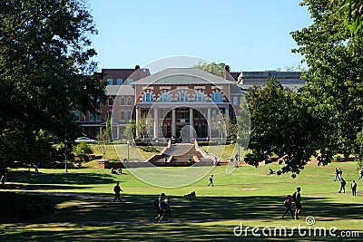 College campus. Students walking to class Stock Photo