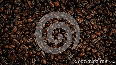 Colpo sopraelevato dei chicchi di caffè che versano nel mucchio Colpo sopraelevato dei chicchi di caffè che versano nel mucchio