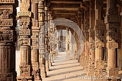 Columns with stone carving in courtyard of Quwwat-Ul-Islam mosque, Qutab Minar complex, Delhi Stock Photo