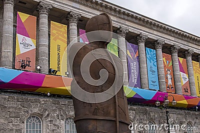 Commonwealth Games 2022, Anthony Gormley`s Iron:Man Statue in front of Birmingham Town Hall Editorial Stock Photo