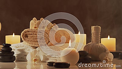 Composición del tratamiento con masaje oriental Toalla, velas, flores, piedras y bolas de hierbas Procedimientos de spa, meditaci almacen de video Composición del tratamiento con masaje oriental Toalla, velas, flores, piedras y bolas de hierbas Procedimientos de spa, meditaci almacen de video