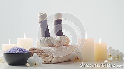 Composición del tratamiento con masaje oriental Toalla, velas, flores, piedras y bolas de hierbas Procedimientos de spa, meditaci almacen de video Composición del tratamiento con masaje oriental Toalla, velas, flores, piedras y bolas de hierbas Procedimientos de spa, meditaci almacen de video