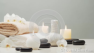 Composición del tratamiento con masaje oriental Toalla, velas, flores, piedras y bolas de hierbas Procedimientos de spa, meditaci almacen de video Composición del tratamiento con masaje oriental Toalla, velas, flores, piedras y bolas de hierbas Procedimientos de spa, meditaci almacen de video